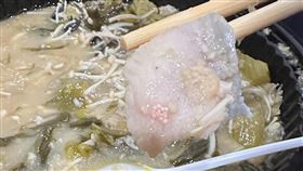 原PO食用連鎖酸菜魚店的餐點時，疑似吃到蟲卵。（圖／翻攝自爆料公社）