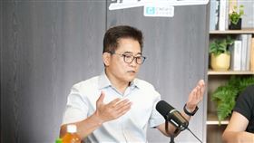 黃健庭接受黃光芹專訪。（圖／CNEWS匯流新聞網提供）