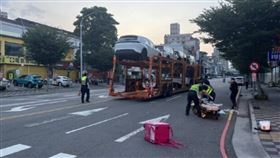 19歲李姓外送員與一輛大型拖板車高速衝撞，緊急送醫仍傷重不治。（圖／翻攝自記者爆料網）