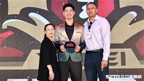 ▲TPBL選秀會，雷蒙恩成為選秀狀元，選秀會後和父母合影。（圖／記者劉彥池攝影）