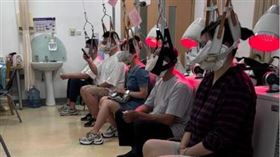 中國網友拍下許多人在醫院集體「吊脖子」。（圖／翻攝自小紅書）