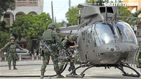 受凱米颱風外圍環流影響，台南陸航603旅稍早宣布直升機夜間油彈整補作業課目取消。（圖／翻攝畫面）

