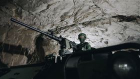 官兵由戰力保存坑道據點整裝出發。（圖／軍聞社提供）