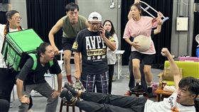 方宥心（左）一人分飾經典角色阿美、阿嬤好緊張，排練靠洪都拉斯（右）即刻救援，兩人培養好默契。（圖／綠光劇團提供）