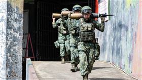 漢光實兵演習  官兵協力完成彈藥裝填漢光40號實兵演習22日起全面展開，外島採實兵實彈演練，國軍第一作戰區戰車營在接獲命令後，參演官兵協力完成彈藥裝填，完成作戰整備。（軍聞社提供）中央社  113年7月22日