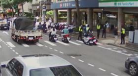 新北,板橋,行車糾紛,街頭格鬥,安全帽,巴掌,