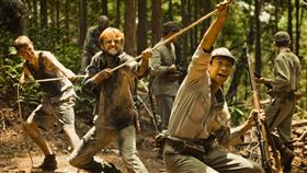 《聽海湧》黃冠智（右）和演員們在劇中有大量肢體戲。（圖／公視提供）