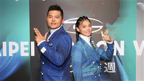 巴黎奧運台灣代表團進場服裝曝光（2）台北時裝週AW24展前記者會19日下午在台北舉行，現場同步曝光巴黎奧運台灣代表團進場服裝，展現奧運與時尚文化跨領域的合作，並請來射擊好手楊昆弼（左）、拳擊女將吳詩儀（右）代表展示。中央社記者謝佳璋攝　113年4月19日