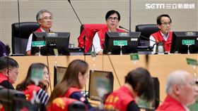 市長陳其邁坐鎮災害應變中心一級開設，果斷宣布「明天全市停班停課」。（圖／翻攝畫面）