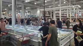 民眾衝賣場「一車車的買」，他驚：「台灣人超有錢的」。（圖／翻攝自PTT）