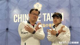 巴黎奧運霹靂舞國手孫振23日與體育署長鄭世忠一同啟程前往巴黎。（圖／記者蔡厚瑄攝影）