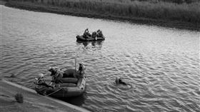 警消在貓羅溪進行搜救。（示意圖／資料照）