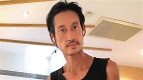 盯著櫥櫃裡餐點研究半天的唐治平，並沒有呼喚店員點餐。（讀者提供）