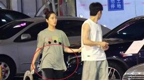 按摩結束後，張書豪接歐陽妮妮去吃火鍋，妮妮不管是身形或走路方式都已飄孕味。（圖／本刊攝影組）