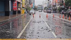 凱米中颱襲台，暴風圈今天（24日）清晨觸陸，颱風中心預估今晚從宜蘭或花蓮登陸。宜蘭縣從昨晚開始颳風下雨，市區舊城東路的友愛大樓發生磁磚掉落事件，附近居民指出，清晨5時許聽聞「蹦」的一聲巨響，外出查看後就發現有這狀況。由於目前磁磚仍有持續掉落情況，警方已派員在現場交管，開放單線雙向通行，提醒路過人車小心通行。