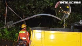 中颱凱米來襲，北市仰德大道發生路樹倒塔事件。（圖／翻攝畫面）