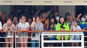 旅客眼見媒體守候，再也按耐不住怒氣，聚眾衝甲板齊怒喊。（圖／翻攝畫面）
