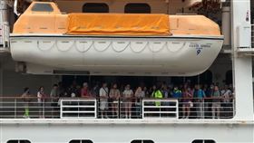 聚眾衝甲板齊怒喊：「要求合理賠償！歌詩達欺負台灣人」場面火爆。
