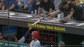 ▲紅雀捕手康崔拉斯（Willson Contreras）用球棒和海盜球迷換回林恩（Lance Lynn）的2000K三振球。（圖／翻攝自MLB官網）