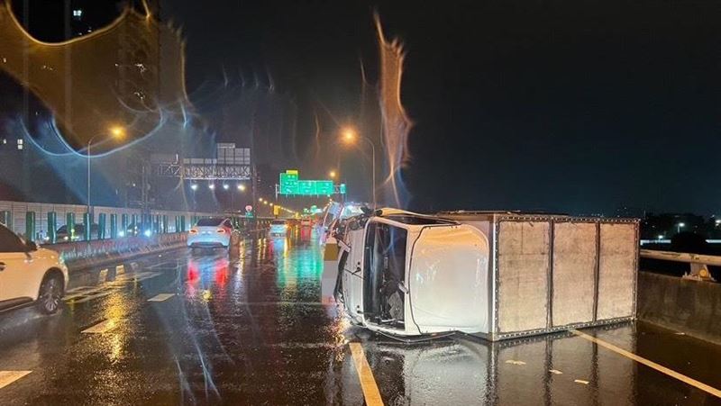 中颱「凱米」風雨不停　貨車慘翻覆