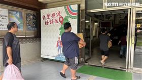 首波撤離高雄桃源區375人至區公所避難。（圖／翻攝畫面）
