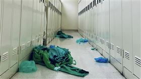 當天凌晨冷清空曠的大開刀房更衣間。（圖／翻攝自施景中醫師臉書）
