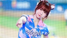 紅髮安娜是啦啦隊的人氣女神。（圖／翻攝自紅髮安娜IG）