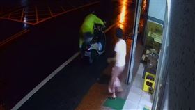 花蓮新城鄉大漢村一家雜貨店昨天（23日）颱風夜遭人搶劫，嫌犯以買雞蛋為由，支開老闆後，伸手偷走櫃台抽屜內的數千元現金，老闆娘發現上前制止，嫌犯由偷變搶，衝出店外騎車逃逸。警方指出，男子疑趁颱風夜犯案，目前已掌握嫌犯身分，全力緝捕中。