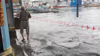 大潮＋颱風…海水狂灌擋不住！旗津慘況曝