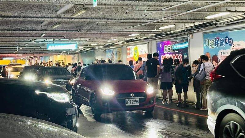 不畏凱米？台茂爆人潮　 遭網友酸笑話