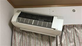 日本一名網友家中冷氣從牆面脫落。（圖／翻攝自X）