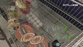 迎戰強颱凱米　民眾衝賣場搶購泡麵防颱
