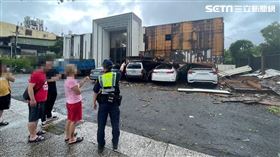 台中,大雅,接待中心,木質牆面,強風,傾倒,壓車（圖／翻攝畫面）