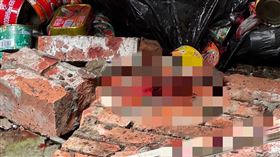 三芝男慘遭自家屋頂壓垮。（圖／警方提供）