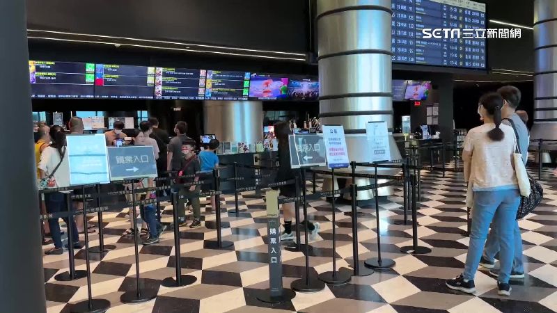 高雄百貨、影城照營業　民眾搶看首映電影