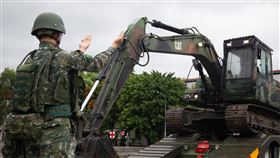 陸軍52工兵群官兵進行整備，待命救援（圖／軍聞社提供）