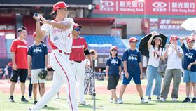 味全龍球星藍翊誠現身暑期營隊，親切指導小球員。（圖／味全龍球團提供）