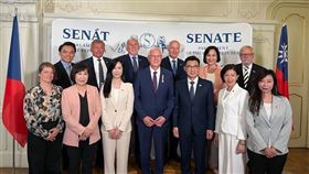 國民黨、民眾黨立委前往歐洲拚外交，與捷克參議院議長韋德齊會面。(圖/江啟臣辦公室提供)