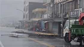 南方澳餐廳招牌砸落。（圖／翻攝畫面）