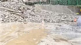 凱米颱風來襲，全台各地紛紛傳出災情，花蓮縣秀林鄉台9線匯德隧道北口、台9丁線66公里等處，因受大雨及日前地震影響，今天（24日）陸續出現坍方、土石流等災情，所幸該路段已預警性道路封閉禁止進入，暫未傳出有人員受困或傷亡消息，公路局將視颱風和道路狀況，另行公告恢復通行時間。