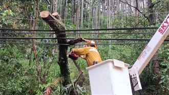 新／凱米颱風重創新北　台電急赴搶修