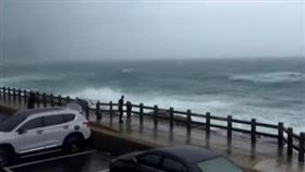 今日鼻頭角有家長帶小孩觀浪。（圖／翻攝自台灣颱風論壇YT）