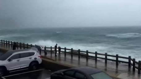家長帶2童零距離觀浪 海浪超過護欄畫面曝