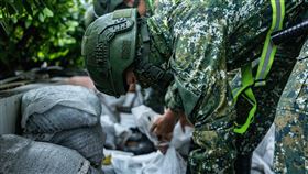 機步333旅協助屏東縣佳冬鄉公所沙包裝填及堆置。（圖／第四作戰區提供）