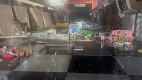 知名觀光景點東大門不僅無法營業，就連生財工具都只能隨著風雨飛舞，讓業者好無奈。（圖／翻攝畫面）