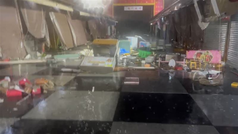 凱米肆虐東大門夜市！攤商生財工具隨風飄