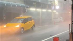 凱米強颱來襲，花蓮強風驟雨，連計程車都被狂風吹得倒退。（圖／翻攝threads@167cm_11.17）