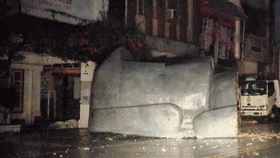 凱米強颱來襲，花蓮災情嚴重，連「摩艾石像」都被吹倒橫躺路中。（圖／翻攝記者爆料網）