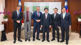 林佳龍與德國國會情報監督小組副主席暨外交委員會成員齊舍偉特（Roderich Kiesewetter，左三）及德國在台協會處長許佑格（Dr. Jörg Polster，左二）合影。（圖／外交部提供）
