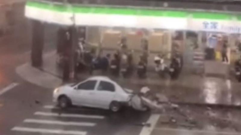 女兒牆砸爛轎車母死子傷！目擊者：很多血